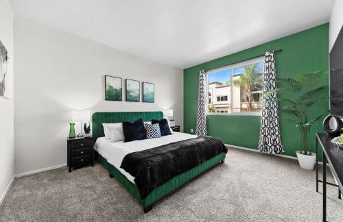 Beverly Hills Glamour Oasis 2 BR Apt with Parking 304 - Photo 4