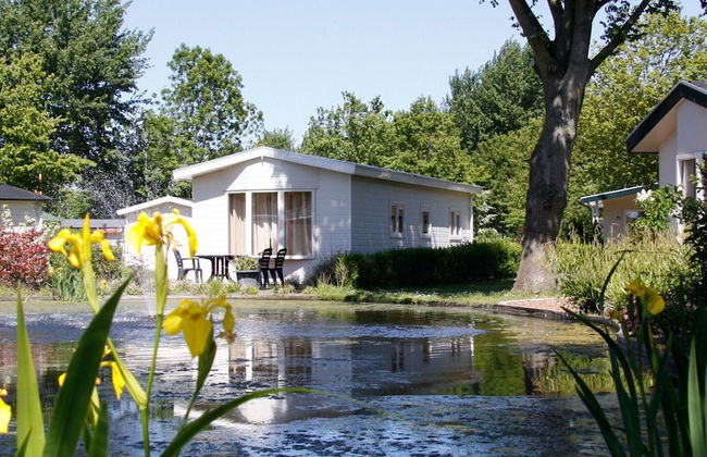 Modern Chalet With a Fireplace in a Holiday Park - Foto 13