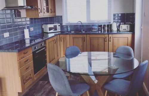 Malva - Modern 2 Bedroom Bungalow in Wick Sleeps 4 with private parking - NC500 Route - Photo 3