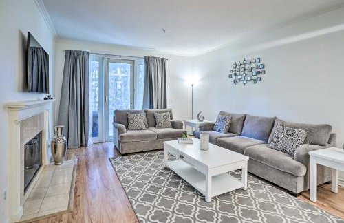 Serene Irvine Retreat with Heated Pool Access! - Foto 4