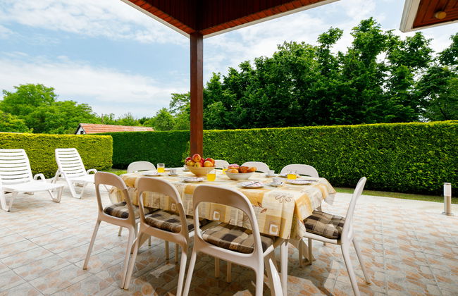 4 bedroom House in Balatonszárszó with private pool and garden - Photo 3