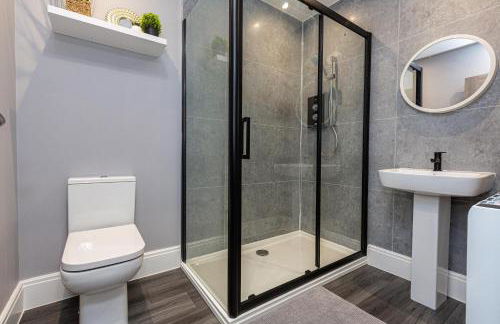 Beachfront Apartment 3 Bedrooms Sleeps 7 - Gateway to the Lake District - Newly Refurbished - Foto 6