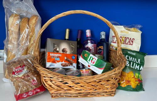 VILLA BLOSSOM in the beautiful area of Puerto Santiago Tenerife with 5 bedrooms for up to 10 guests private swimming pool and many other activities to entertain the family Secure parking for 2 cars and disabled access throughout - Foto 82