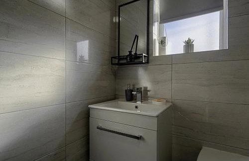 Comfortable 3-Bed Home - Driveway Parking - Foto 8