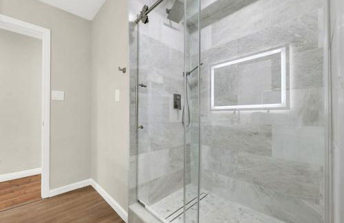 Spacious 4BR plus Den with Pool, Jacuzzi, BBQ, Near Strip - Foto 29