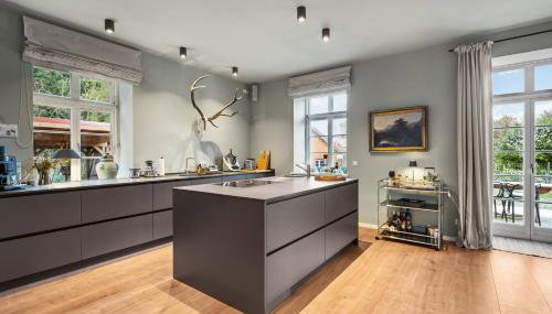 GUT KLETKAMP "Försterei" - Freistehendes Backsteinhaus mit 4 Schlafzimmern ruhig am Waldrand gelegen I Kamin I Garten & Terrasse I 15 Min zur Ostsee I 3 Bäder I Küche I Parkplatz I WLAN - Foto 3