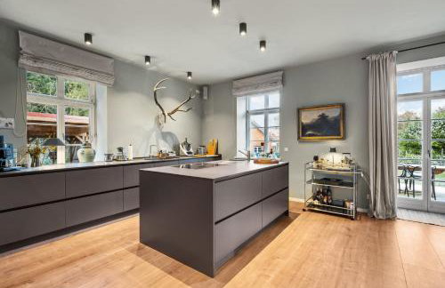 GUT KLETKAMP "Försterei" - Freistehendes Backsteinhaus mit 4 Schlafzimmern ruhig am Waldrand gelegen I Kamin I Garten & Terrasse I 15 Min zur Ostsee I 3 Bäder I Küche I Parkplatz I WLAN - Foto 3