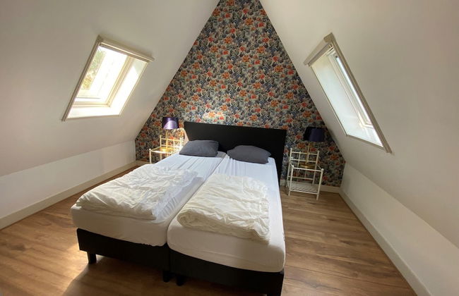 Lush Villa with Hot Tub, Private Fenced Garden in Hippolytushoef - Foto 2