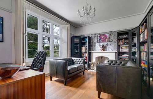 Luxury Detached House in Large Private Grounds, with Outdoor Jacuzzi and Sauna - Foto 49