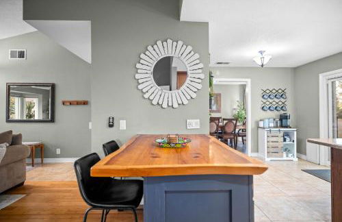 Modern Oceanside Stay with Yard & Laidback Vibes - Foto 19