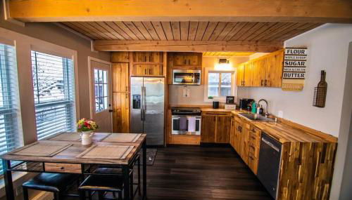 Cozy 3B with Yard 2 min to Downtown - Photo 2