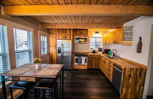 Cozy 3B with Yard 2 min to Downtown - Photo 2