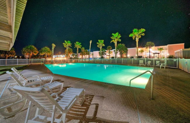 Oceanfront Condo w/ Private Balcony Pool + Tennis Bubbly Blew by Avantstay - Foto 39