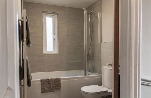 Comfortable 5-Bedroom House in Cheltenham - Foto 16