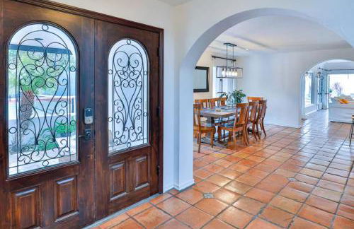 Sherman Oaks Tennis Estate with Pool + Spa - Foto 8