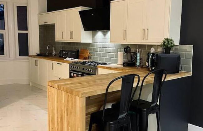 Kensington Place - 4 Bedroom Home w Free Parking - Photo 17