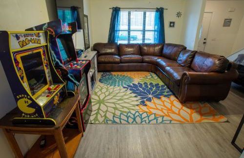 OceanView Oasis - Relax with Hot Tub, Breakfast, Fire Pit & Putting Green! - Foto 13