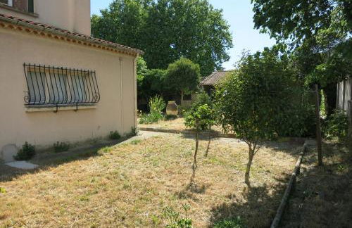 Maison lumineuse et spacieuse avec jardin arboré - Foto 8
