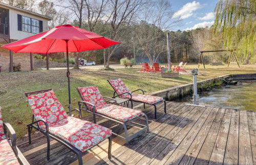 Waterfront Lay Lake Retreat w/ Dock & 3 Piers! - Foto 2
