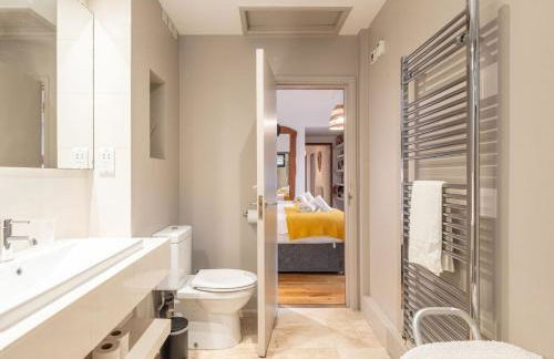 Stunning 6 Bedroom with Swimming Pool & Sauna! - Foto 27