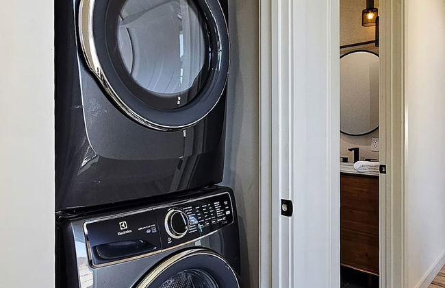 Luxe Modern Escape w Pool Hot Tub Firepit Desert View Lassen by Avantstay - Photo 27