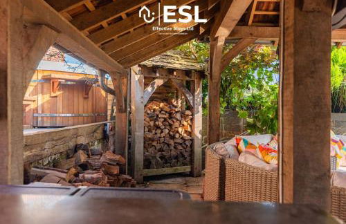 Charming Cottage 3-Bedrooms Sleeps 8 & Hot Tub - Photo 17