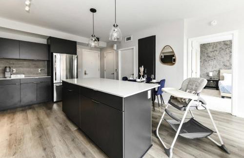 Stylish 2BR Retreat Gym Parkng and Scenic Rooftop - Foto 27
