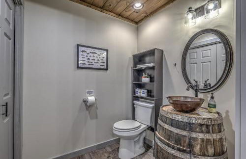5-Star Cabin wHot Tub, Game Room, & Resort Perks! - Foto 16