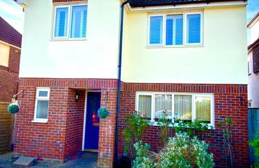 NEW! Luxury YELLOW HOUSE Bright Modern Detatched Home with PRIVATE PARKING, NETFLIX Close Luton, M1, and AIRPORT Ideal for Families, Professionals, Consultants, LONGER STAY OPTIONS - Foto 14