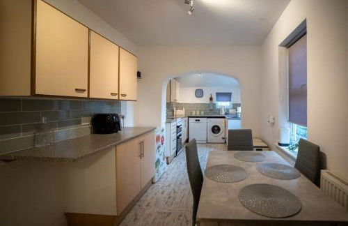 Gloucester City - Birchmore House - 2 Bedroom End Terrace Property Near To City Centre & Hospital With On-Street Parking - Sleeps 5 - Great For Hospital Workers & Contractors - Hosted by RENTMYHOUSE - Foto 10