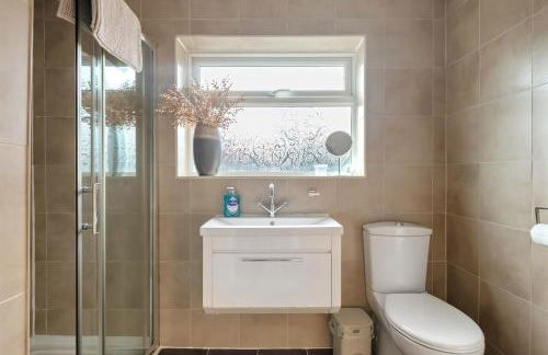 Awesome Games Room House! East Midlands Airport, Donington Park, with FREE parking - Foto 11