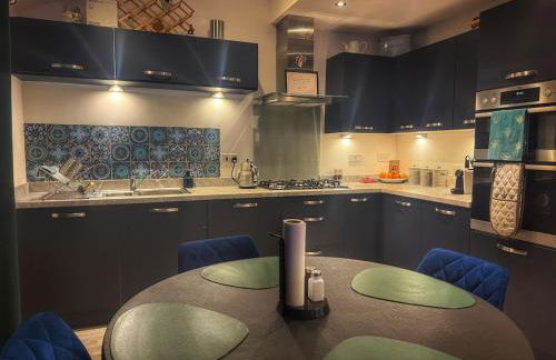 Deluxe 3 Bed new detached with a Super King bed - Photo 23