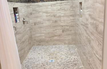 Luxury 800 Sq Ft 1 bedroom Suite Full Large Kitchen Free Laundry - Foto 2