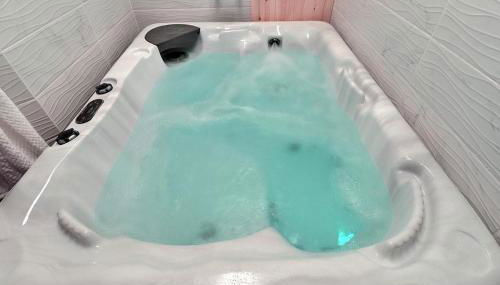 Love Room avec Jacuzzi Privatif Évasion Romantique à Castelsarrasin - Foto 3