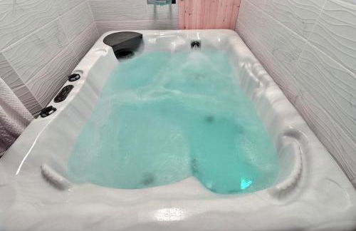 Love Room avec Jacuzzi Privatif Évasion Romantique à Castelsarrasin - Foto 3