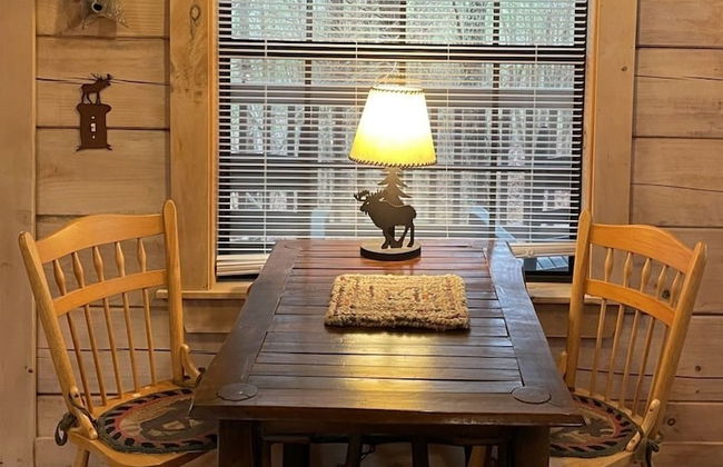 Private and Perfect! - hot tub, king bed, fireplace - dog and motorcycle friendly Studio Cabin by RedAwning - Foto 16