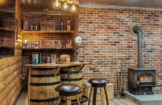 The Bigwood Cabin by Avantstay Hot Tub, Firepit, Pool Table, Private Yard - Photo 26