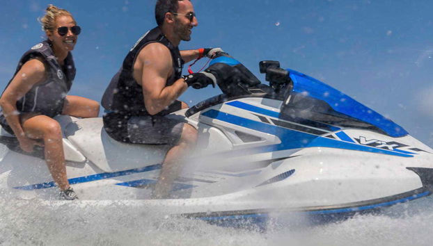 Divertimento sulle moto d'acqua