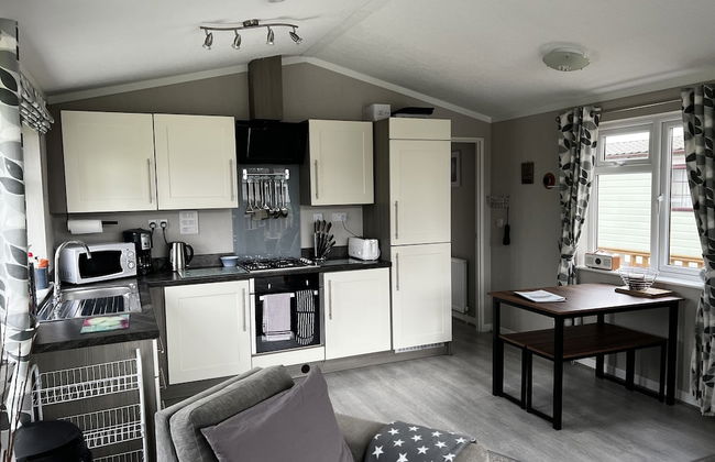 Beautiful and Tranquil Lakeside Lodge - Sleeps 5 - Foto 7