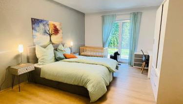 The Villa Toscana, a serene retreat in Center of Friedrichshafen City with lush green lawns, terrace & private garage- Lidl, Bakery walking distance- Bodenseecenter, Sportsbad 3 mins, Lake 7 mins - Foto 3