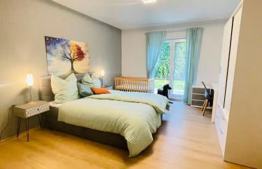 The Villa Toscana, a serene retreat in Center of Friedrichshafen City with lush green lawns, terrace & private garage- Lidl, Bakery walking distance- Bodenseecenter, Sportsbad 3 mins, Lake 7 mins - Foto 3