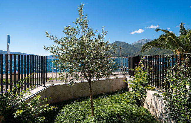 Villa Lastva is a Five Star Seafront Luxury Villa With Privite Pool - Foto 61
