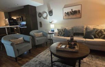 Old Fort Loft King & Queen suites nearest accomodation to Marshals Museum power your EV for free! - Foto 28