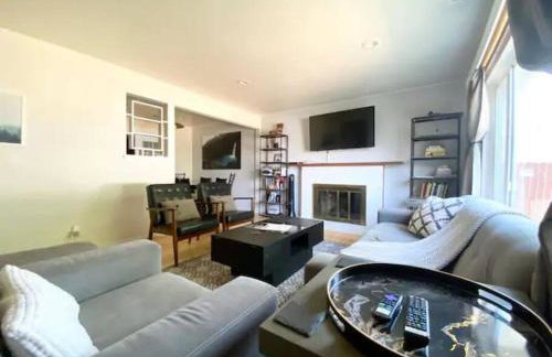 SunHouse 1410sqft BBQ 3xTVs Pets W/D Backyard - Photo 1