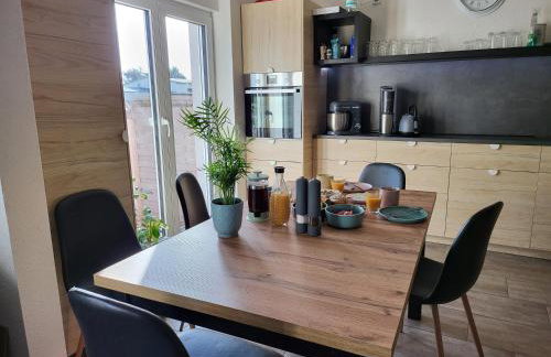 Modernes behagliches Haus mit Kamin, Terrasse und Garten - Foto 2