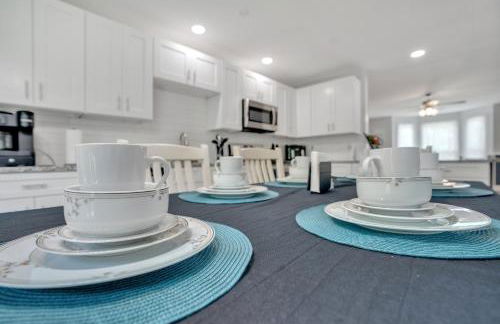 Shades of Gray 4BR Home w Mini Fridges - Foto 38