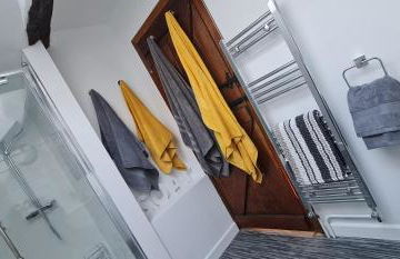 Modern and spacious 2 bedroom apartment with free parking - Photo 28