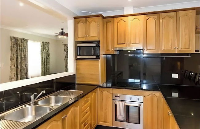 Cheerful 4 Bedroom with free Parking - Foto 9