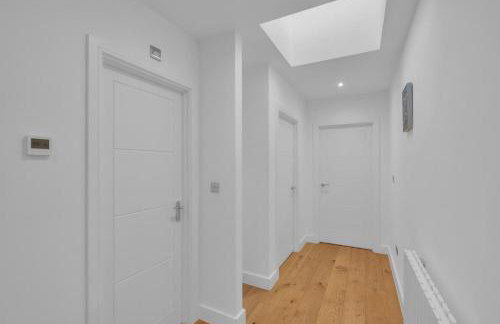 2 Bedroom Flat By Key Light Properties Short Lets & Serviced accommodation two minutes walk from Canada Water Station - Great for Contractors, Group and Family - Foto 38