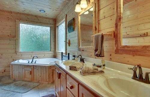 Astounding River View - Outdoor Hot Tub, Volleyball Net, Game Room + More! - Foto 25